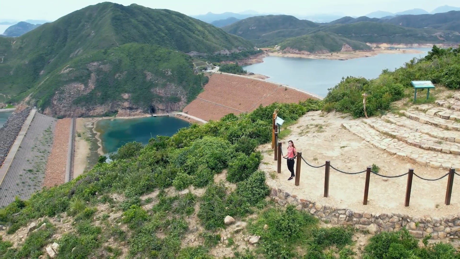 水庫分別於糧船灣洲和西貢半島東部海峽的東西兩端建有兩條石壩,把