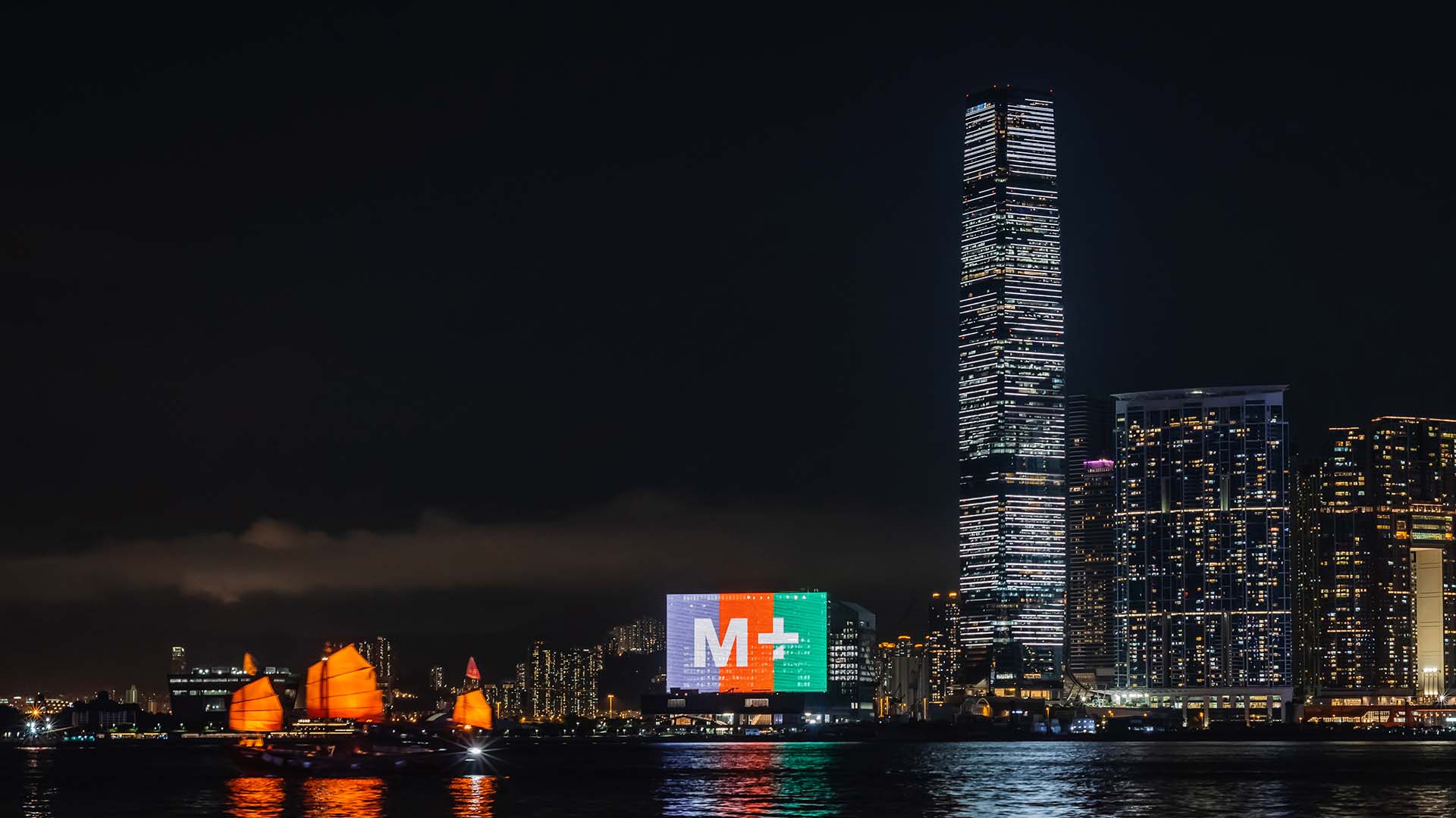 M+大楼的M+幕墙，以独特LED设计而成，为香港夜景增添别样色彩。