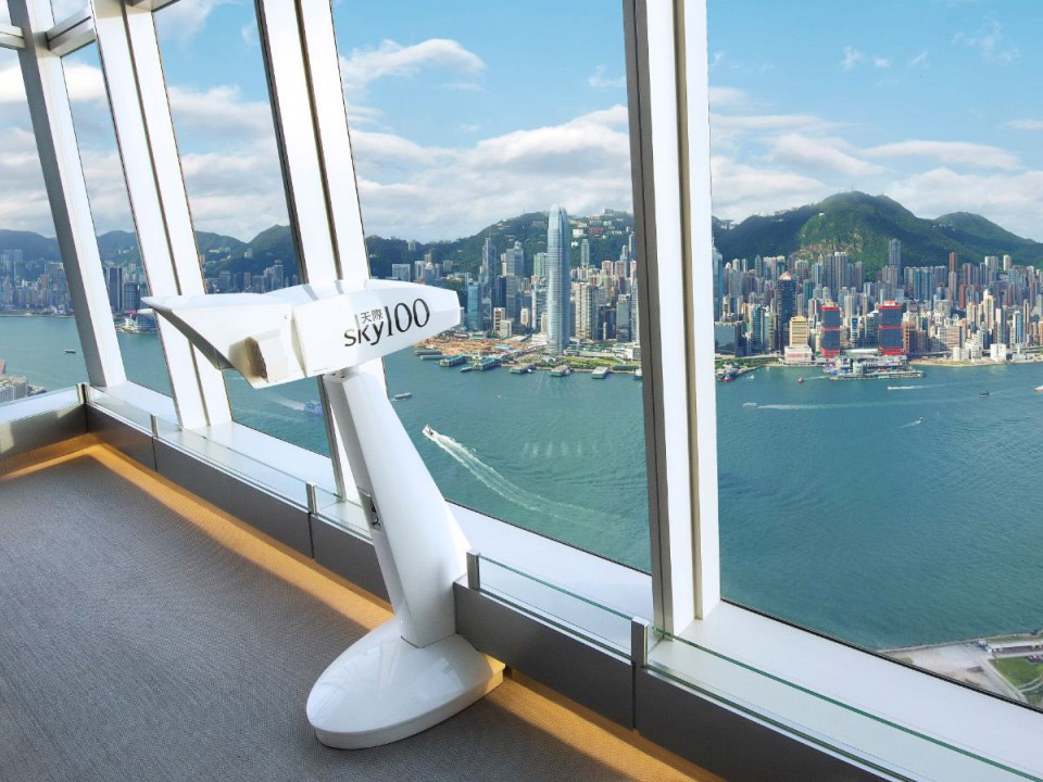 从天际100俯视维多利亚港和香港天际线。